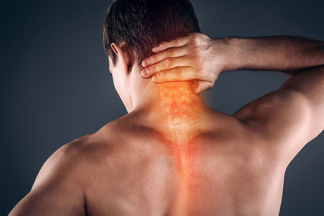 Osteochondrose der Halswirbelsäule bei einem Mann. 