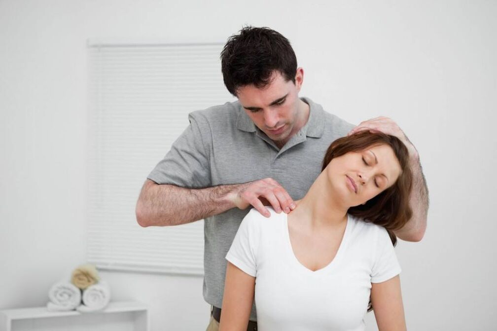 Therapeutische Zervixmassage zur Schmerzlinderung bei zervikaler Osteochondrose