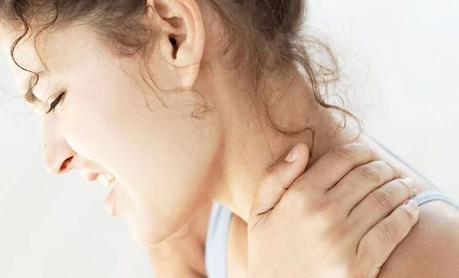 Zervikale Osteochondrose wird von Schmerzen oder stechenden Schmerzen im Nacken begleitet. 